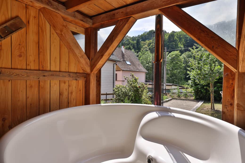Vue sympathique sur la forêt depuis le bain Vue sympathique sur la forêt depuis le bain