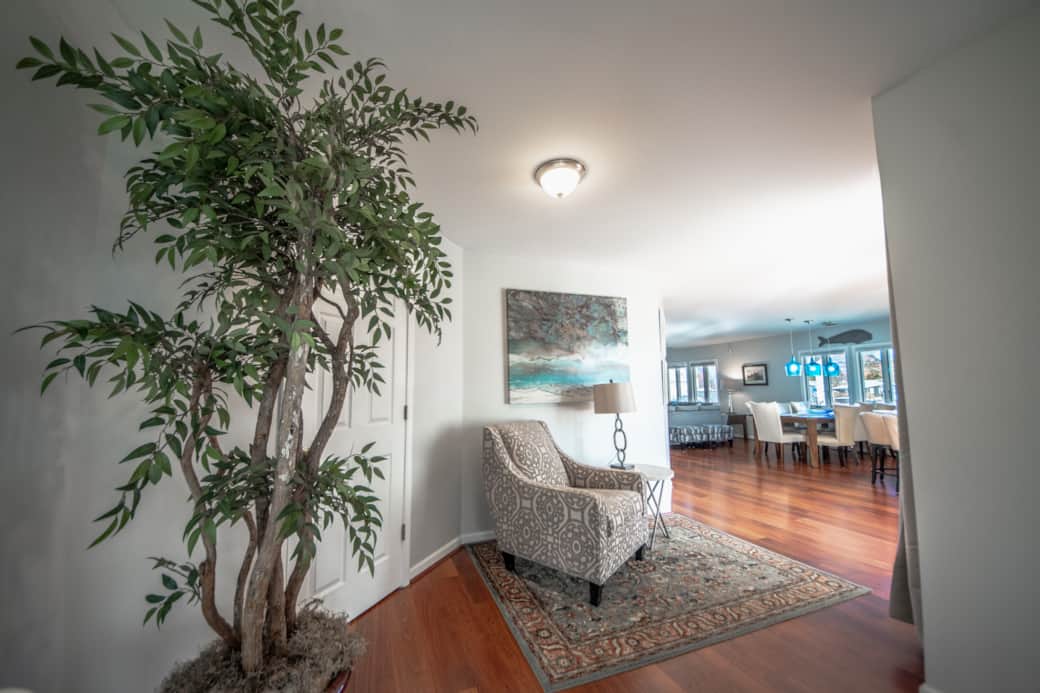 Entry to upper level Entry to upper level