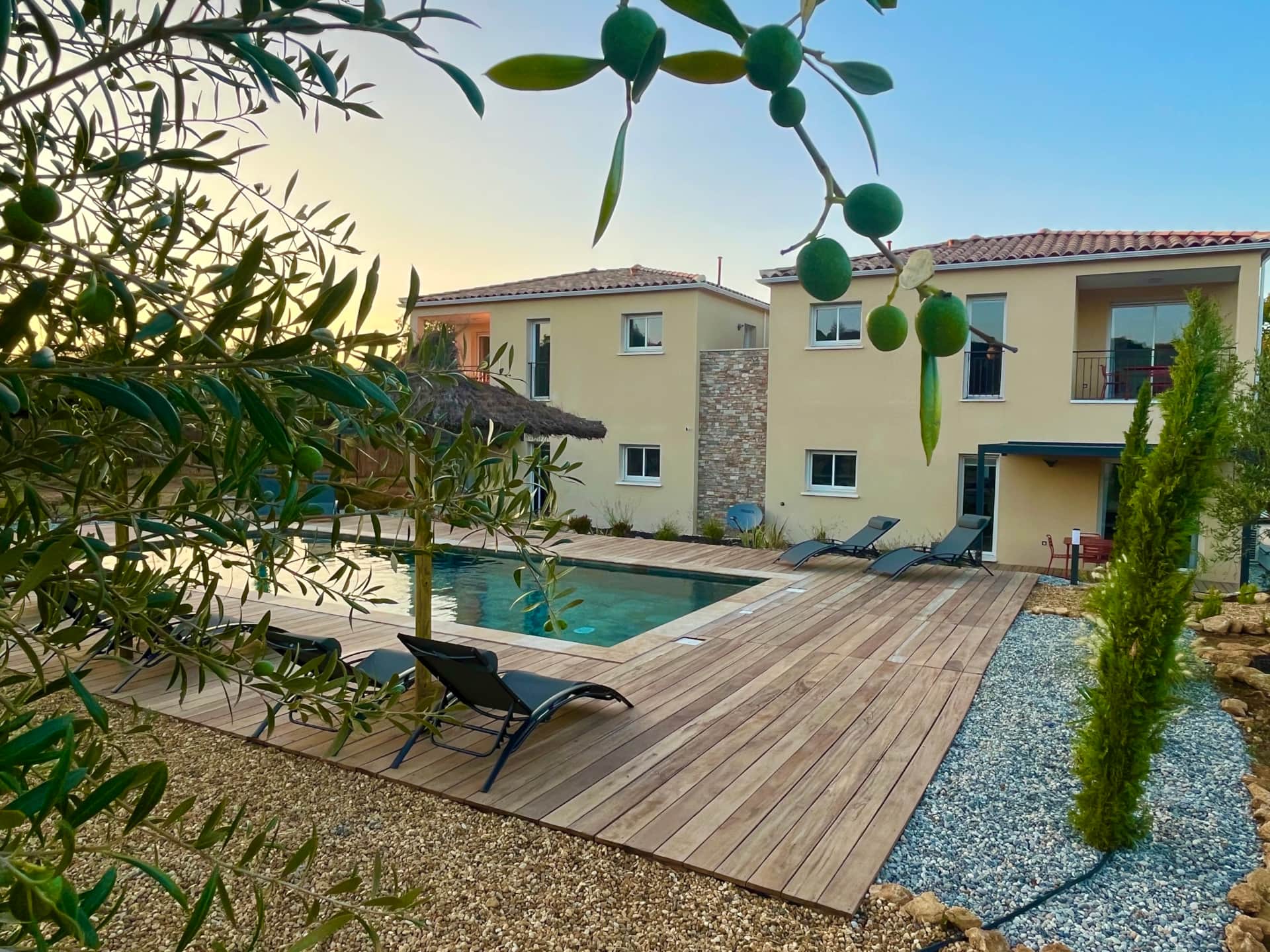 Piscine au sel avec transats location vacances proche Uzès