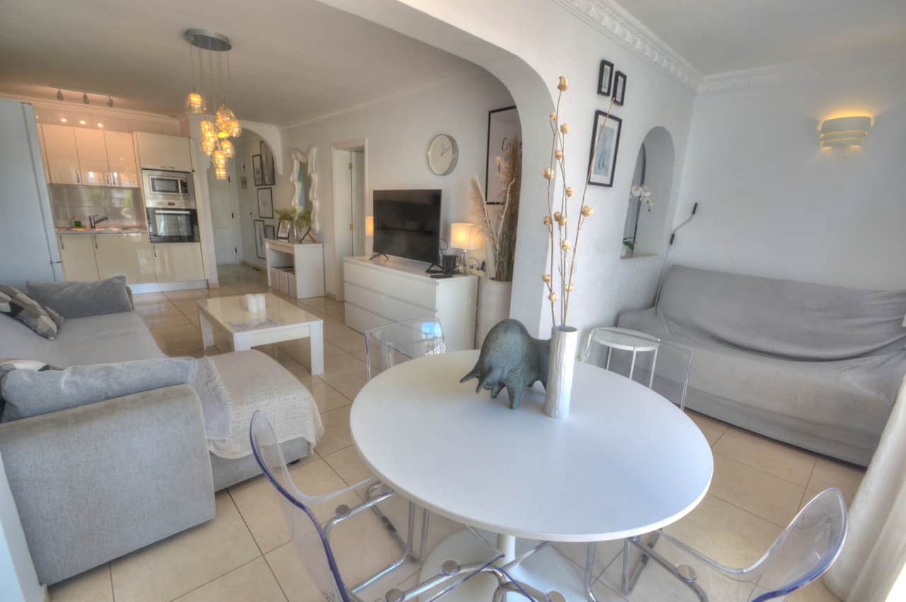 Patio con tavolo, sedie e divano letto