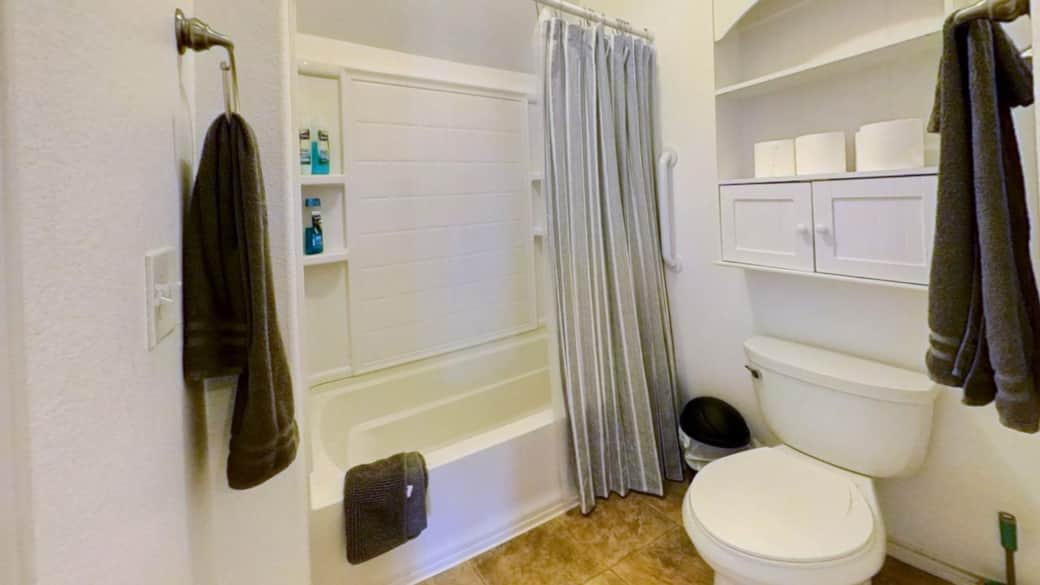 Private cottage with pool, hot tub, and free parking near downtown Private cottage with pool, hot tub, and free parking near downtown