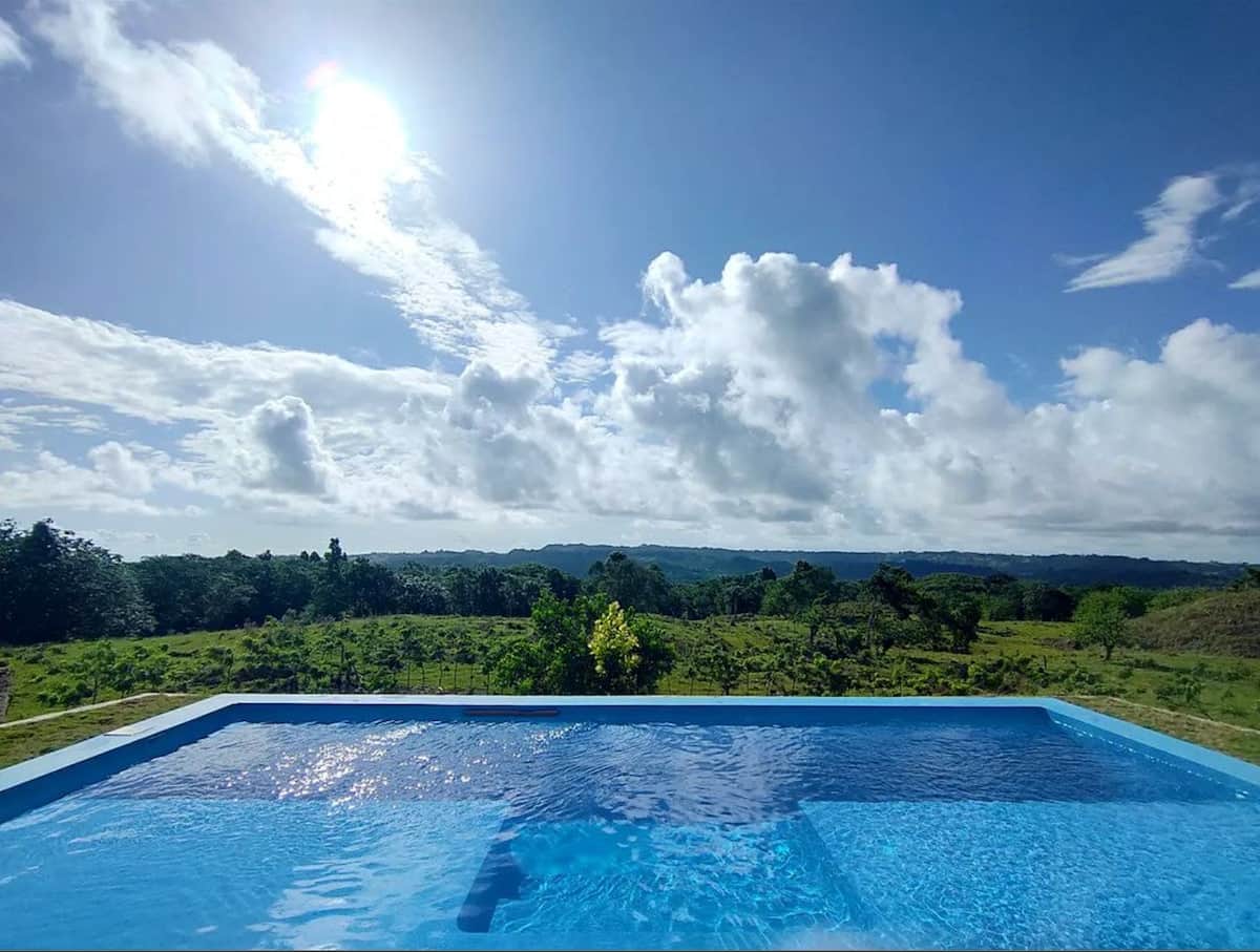 An infinity pool overlooking the green hills at Finca Jasmat