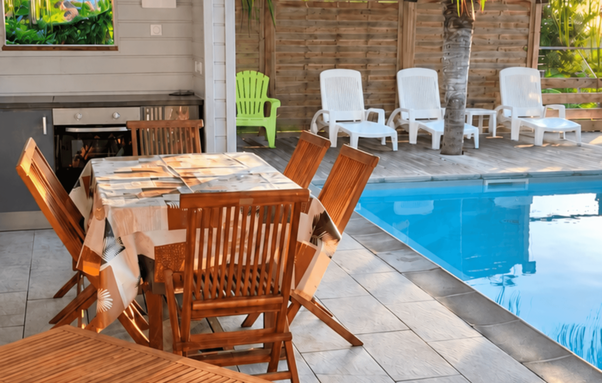 Transats au bord de la piscine au sel pour une journée détente