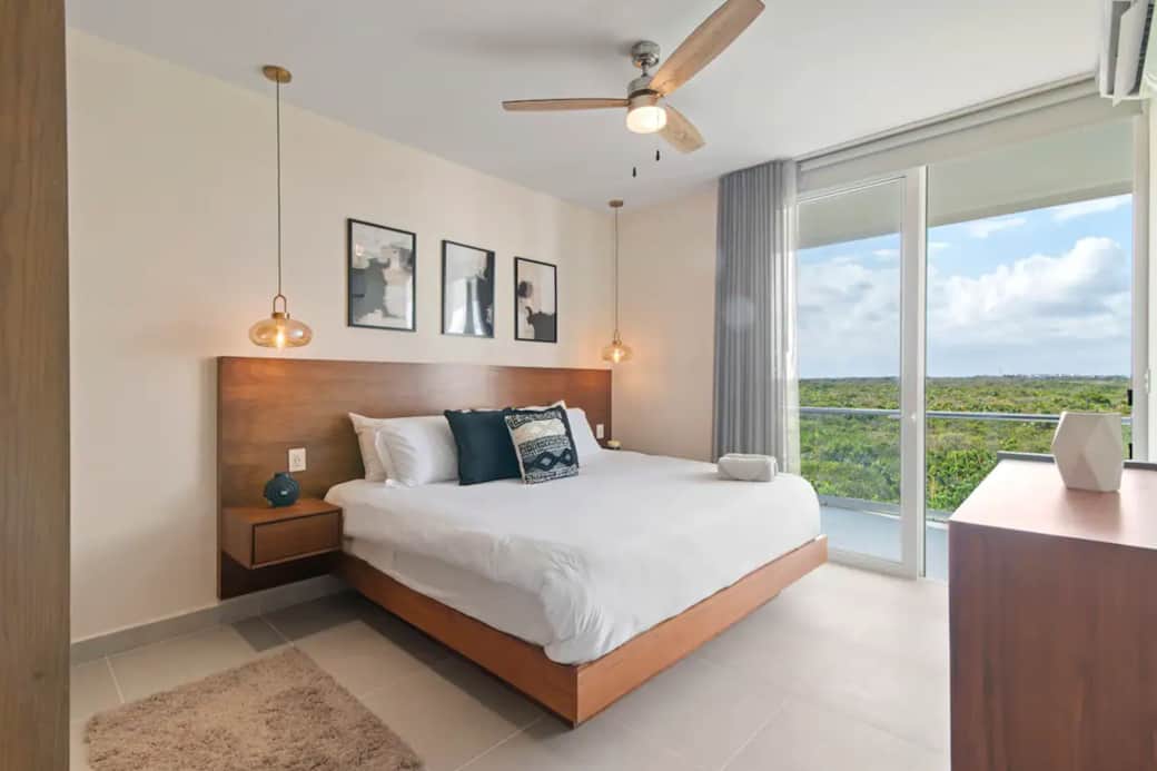 Luxury Escape: King Bed, Private Bath, Balcony