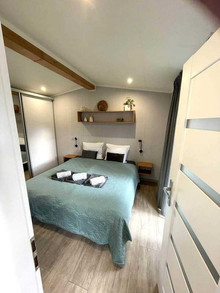 Geräumiges Schlafzimmer mit viel Stauraum in den Schränken