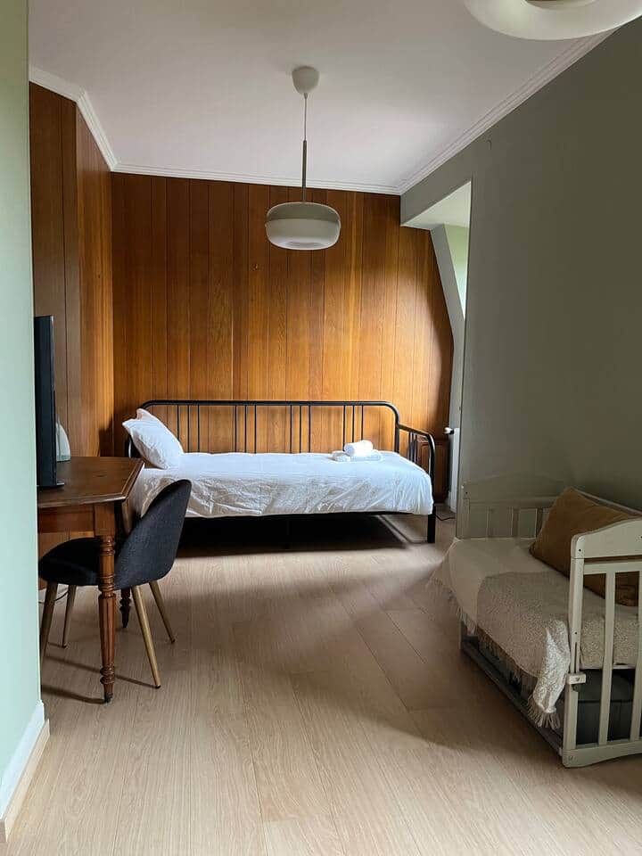 Espace bureau / jeux à l’étage avec banquette-lit (dépliée = 2 personnes 160x200) Espace bureau / jeux à l’étage avec banquette-lit (dépliée = 2 personnes 160x200)