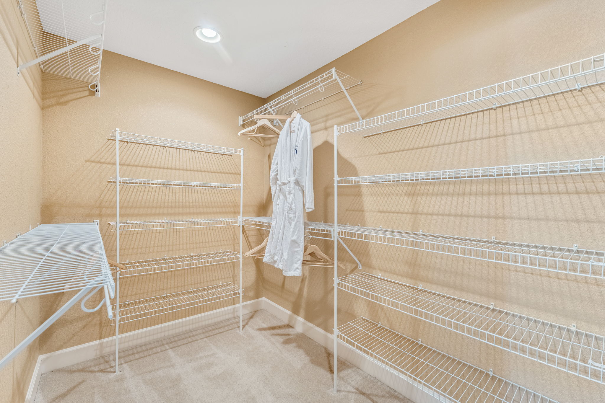 Organize your belongings in bedroom 2, in this closet that offers plenty of storage space.