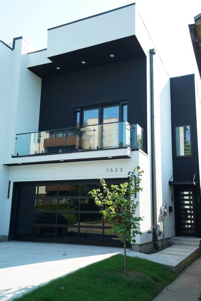 "Modern Downtown Dallas Villa – Stylish & Spacious"
Stay in the heart of Dallas at this beautifully designed villa featuring high ceilings, a fully equipped kitchen, and a private outdoor space. Perfect for families or groups. 