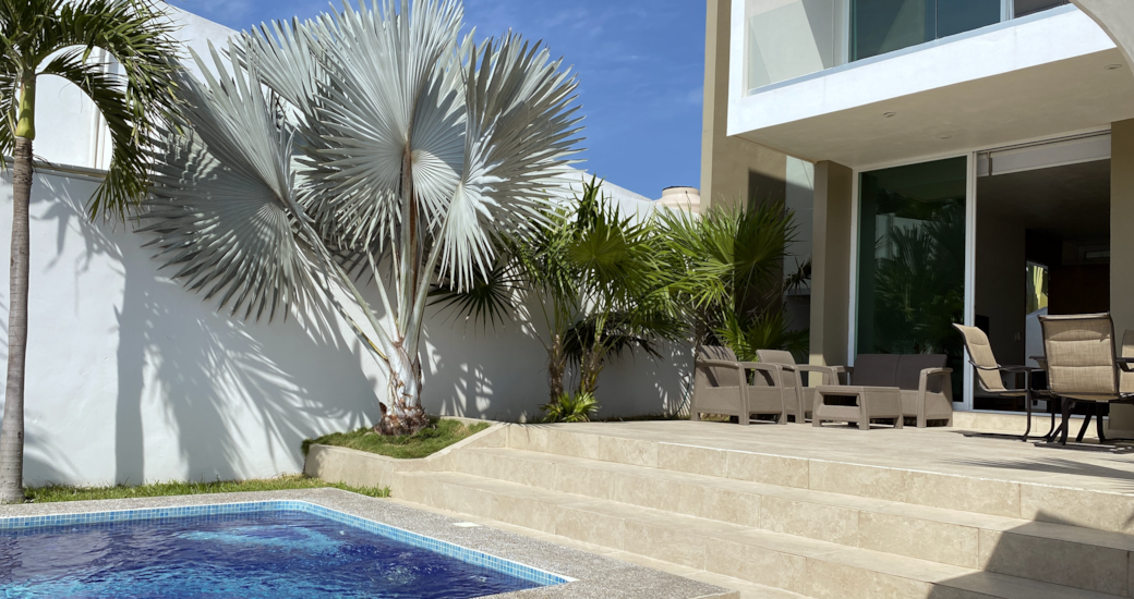 Terraza with exterior dining and living area