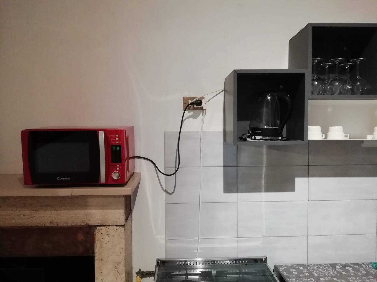 Cucina con microonde e bollitore