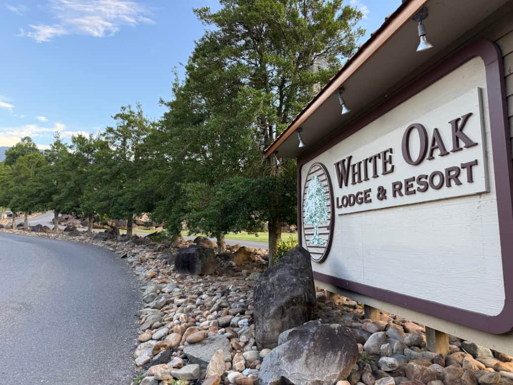 White Oak Lodge & Resort Entrance