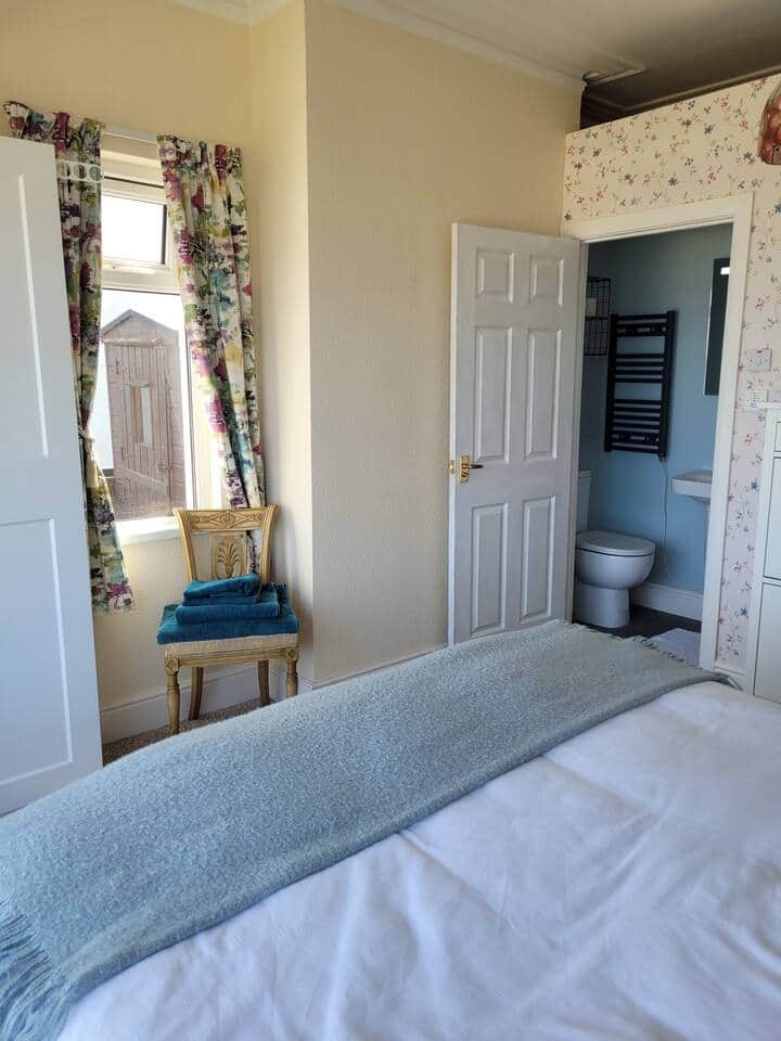 Master bedroom has a en suite with shower, sc & whb