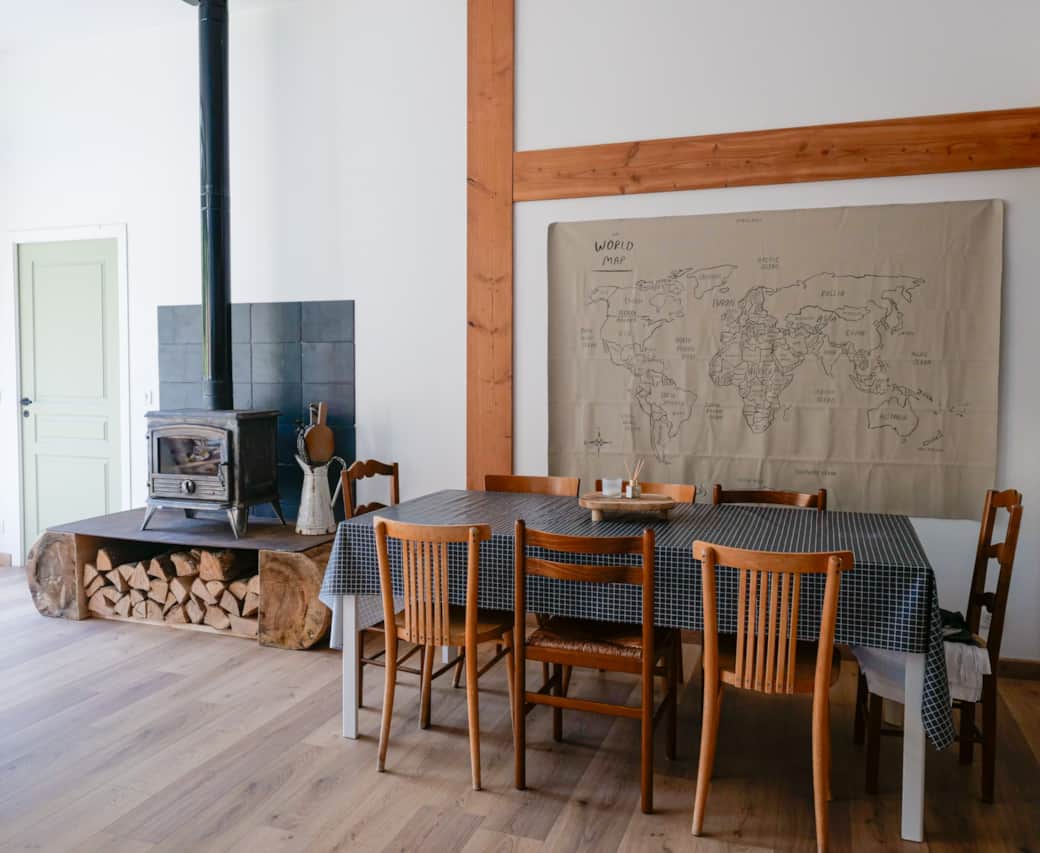 Coin repas et poêle Coin repas et poêle