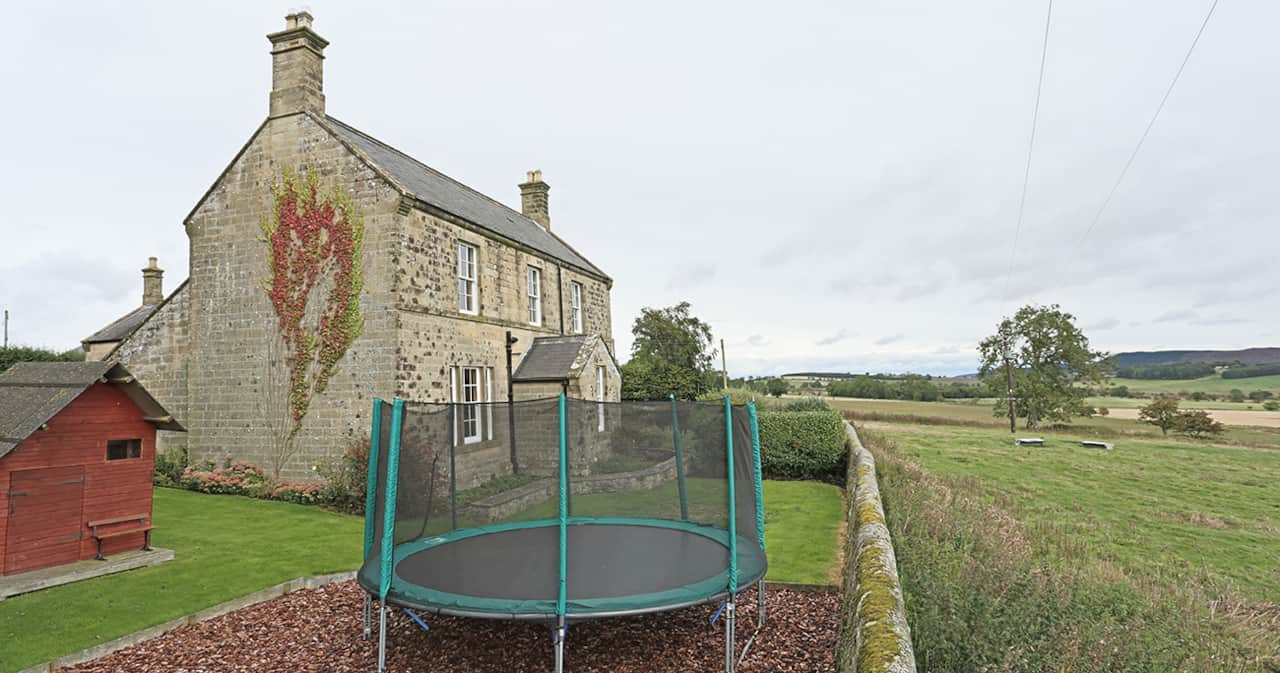 Large garden with trampoline and playhouse - Follions Farmhouse