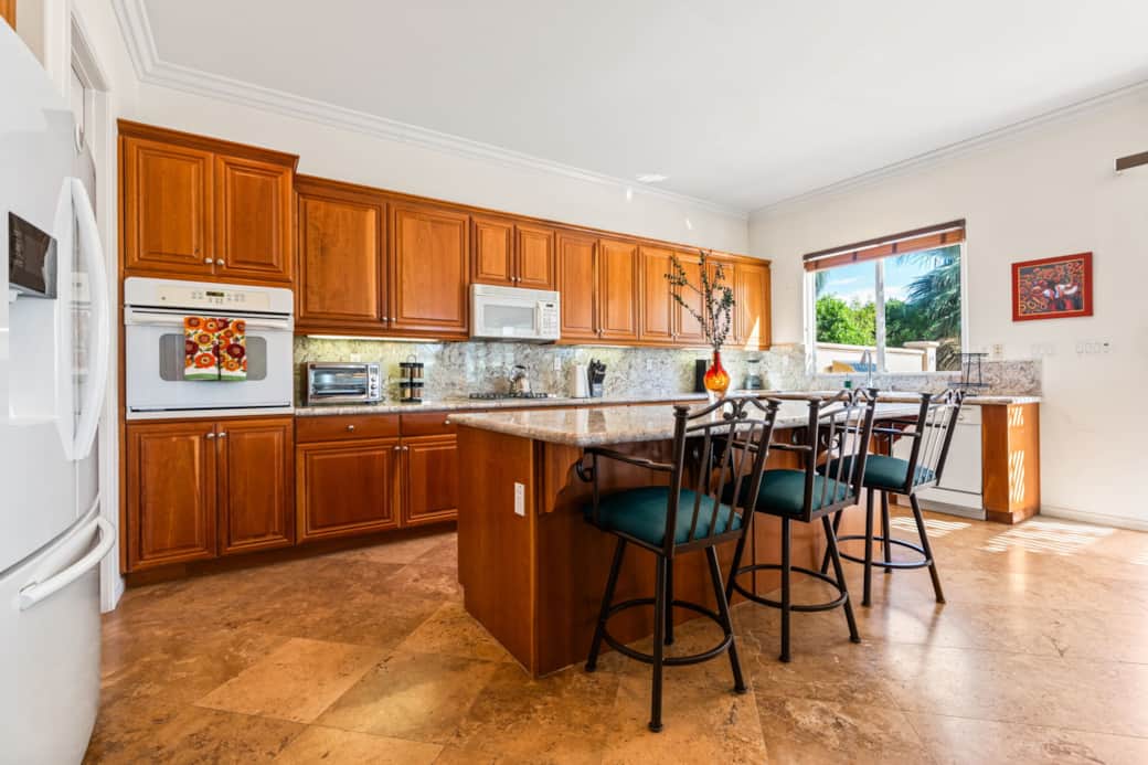 This fully equipped kitchen is designed for both functionality and style, featuring rich wooden cabi This fully equipped kitchen is designed for both functionality and style, featuring rich wooden cabi