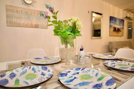 The whole unit is decorated with sandy tones and tropical flair. The whole unit is decorated with sandy tones and tropical flair.