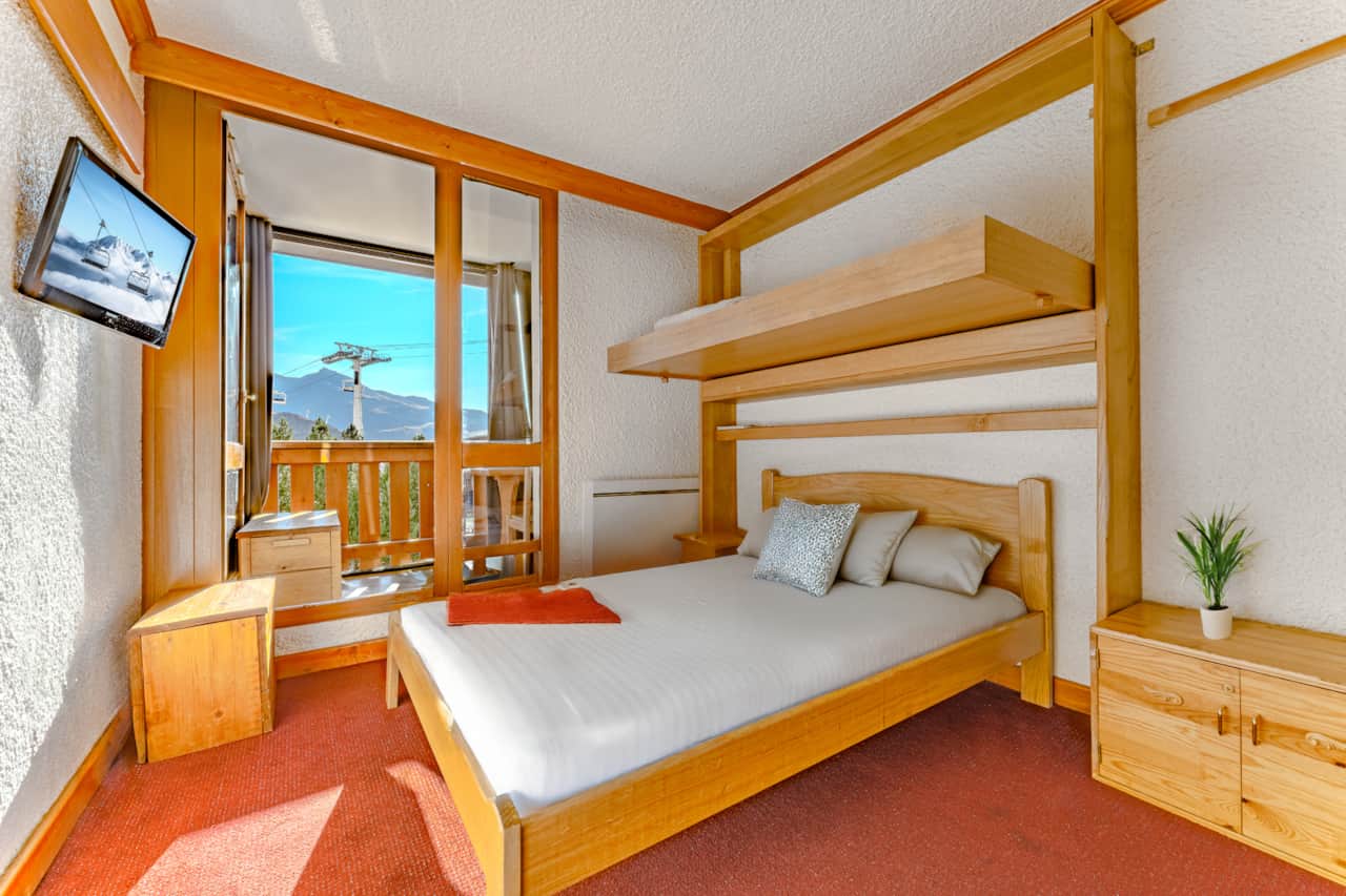 Lit double près du balcon avec couchage en hauteur — Cœur du Village, Val Thorens