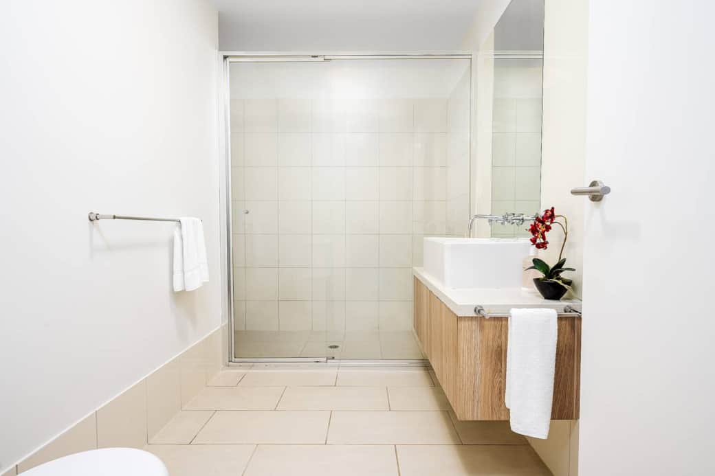 Main bathroom with large shower Main bathroom with large shower