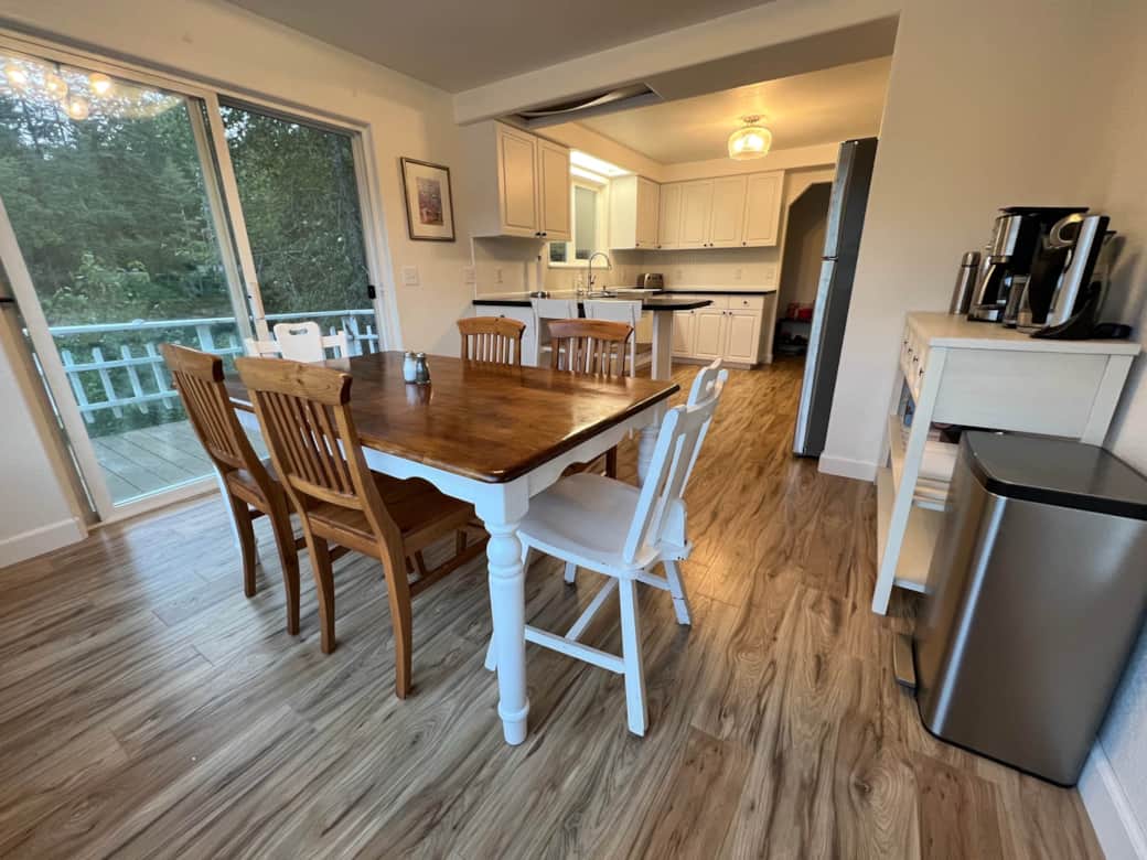 Dining room and coffee station. Coffee and tea provided! Dining room and coffee station. Coffee and tea provided!