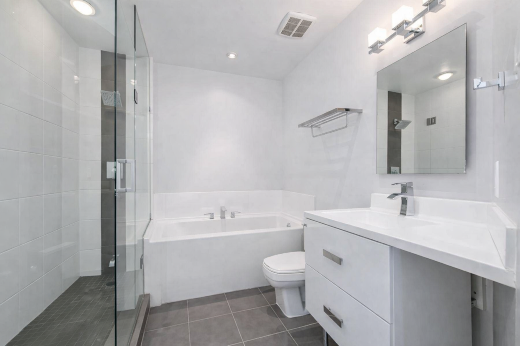 Modern 4-piece bathroom