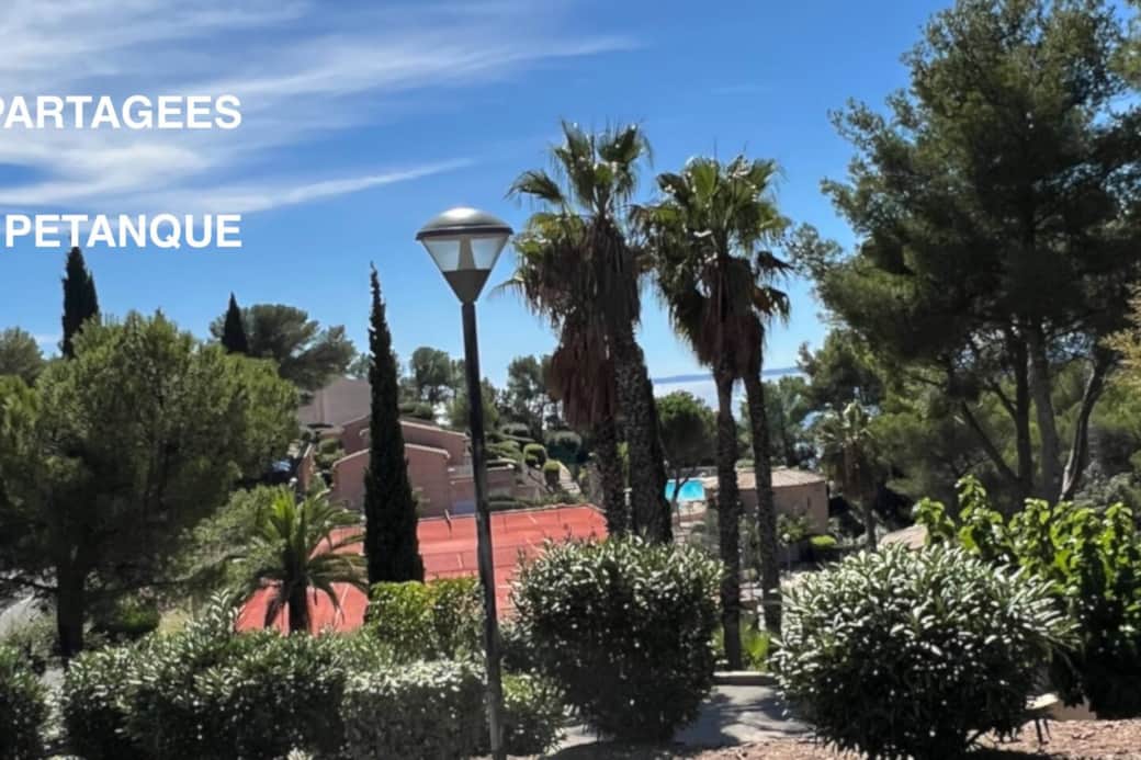 La Villa CYTISES est située dans la résidence sécurisée “Boulouris Panorama” (Saint Raphaël). Dotée d’un court de tennis, d’une grange piscine partagée et d'un terrain de pétanque offrant une vue sur la mer. 