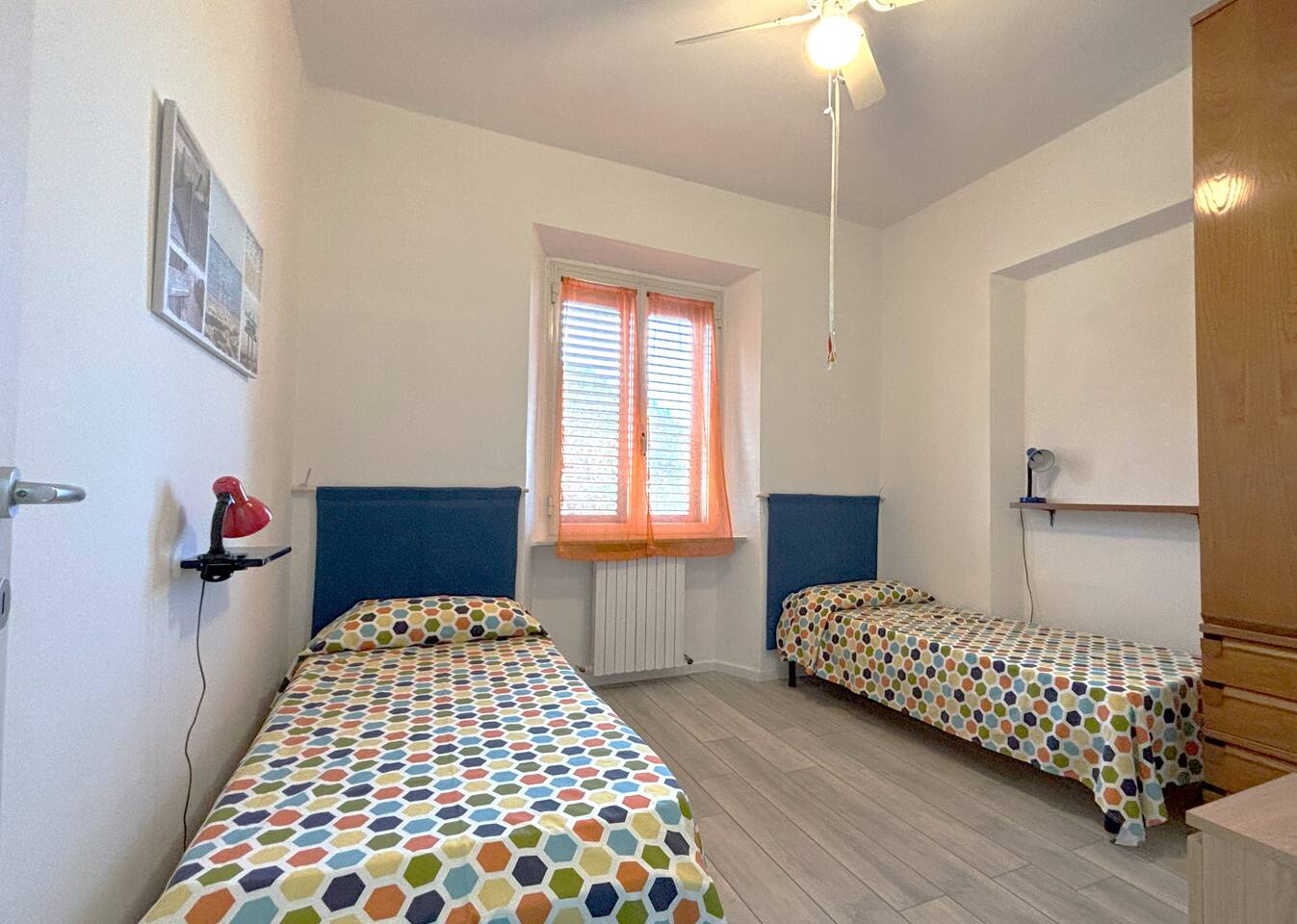 Seconda camera da letto con comodi letti singoli e armadio