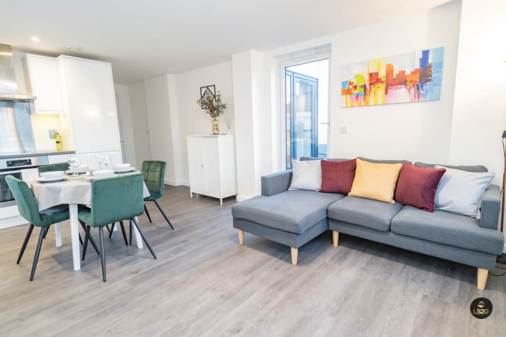 Living area | Large sofa | 55" 4k smart Tv | Dining area | Access to balcony | Fully equipped Kitche Living area | Large sofa | 55" 4k smart Tv | Dining area | Access to balcony | Fully equipped Kitche
