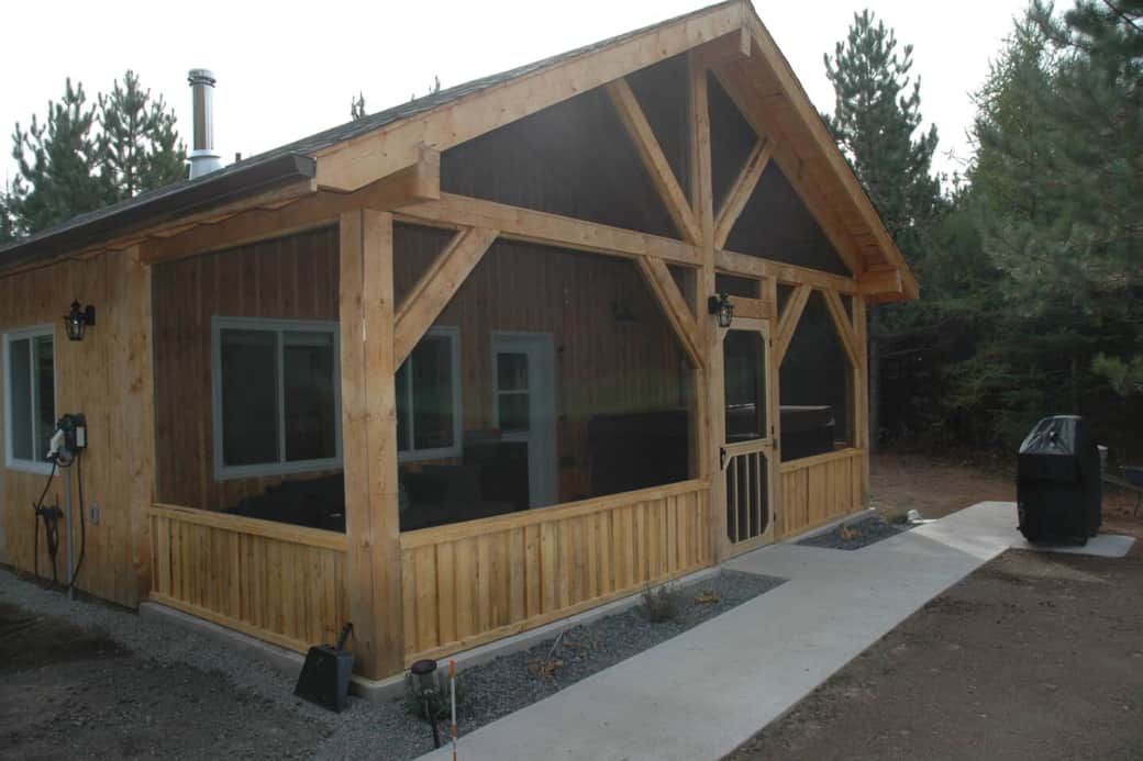 Screened in porch to enjoy a bug free outdoor experience while using the hot tub 