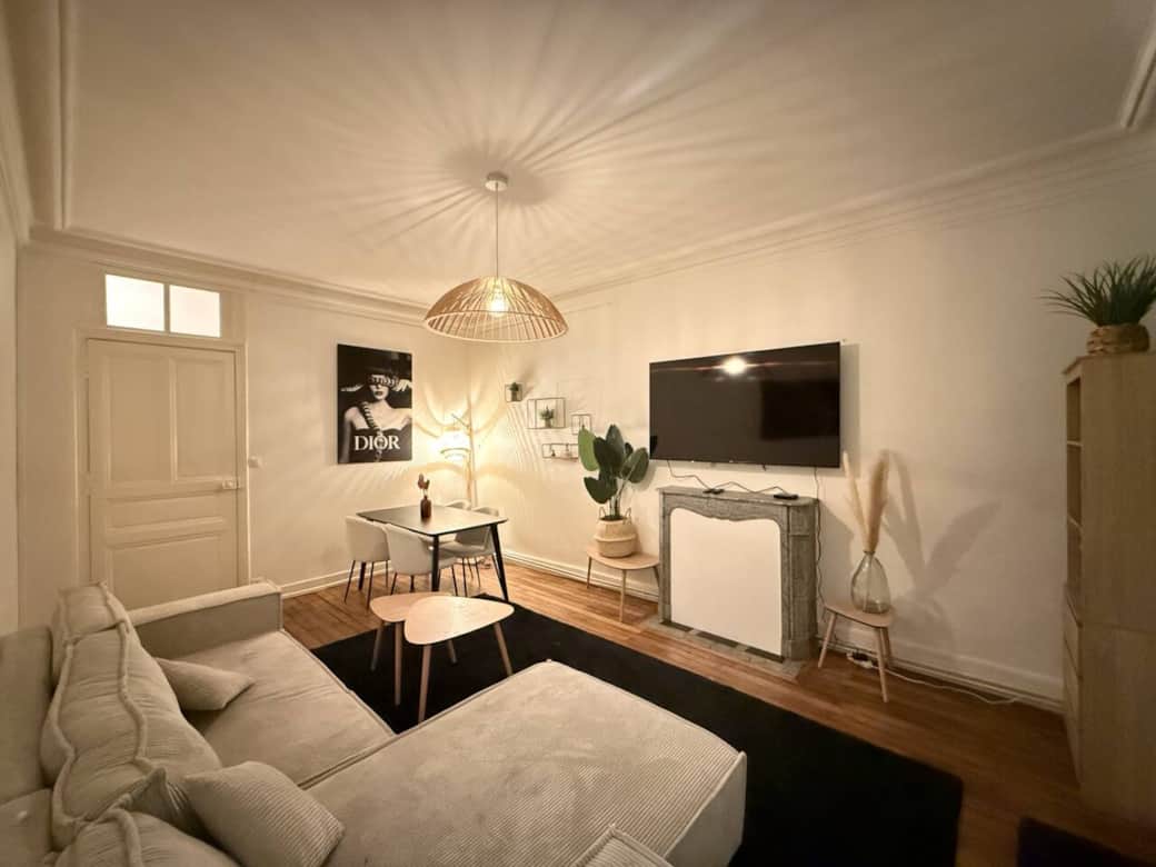 Grand espace lumineux, parfait pour un moment de détente entre amis ou en famille.