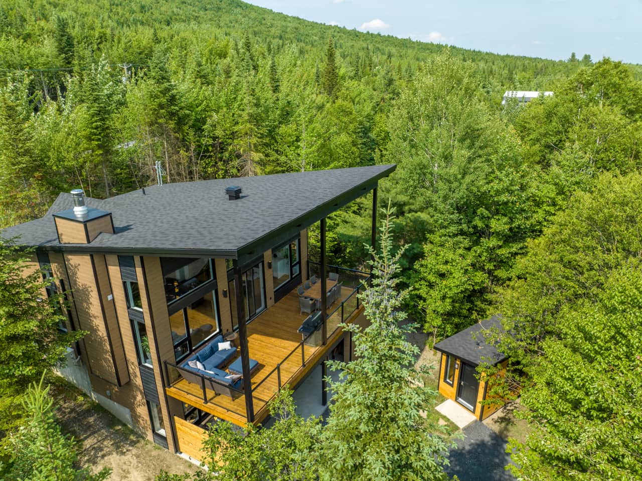 Vue aérienne de la façade arrière du chalet