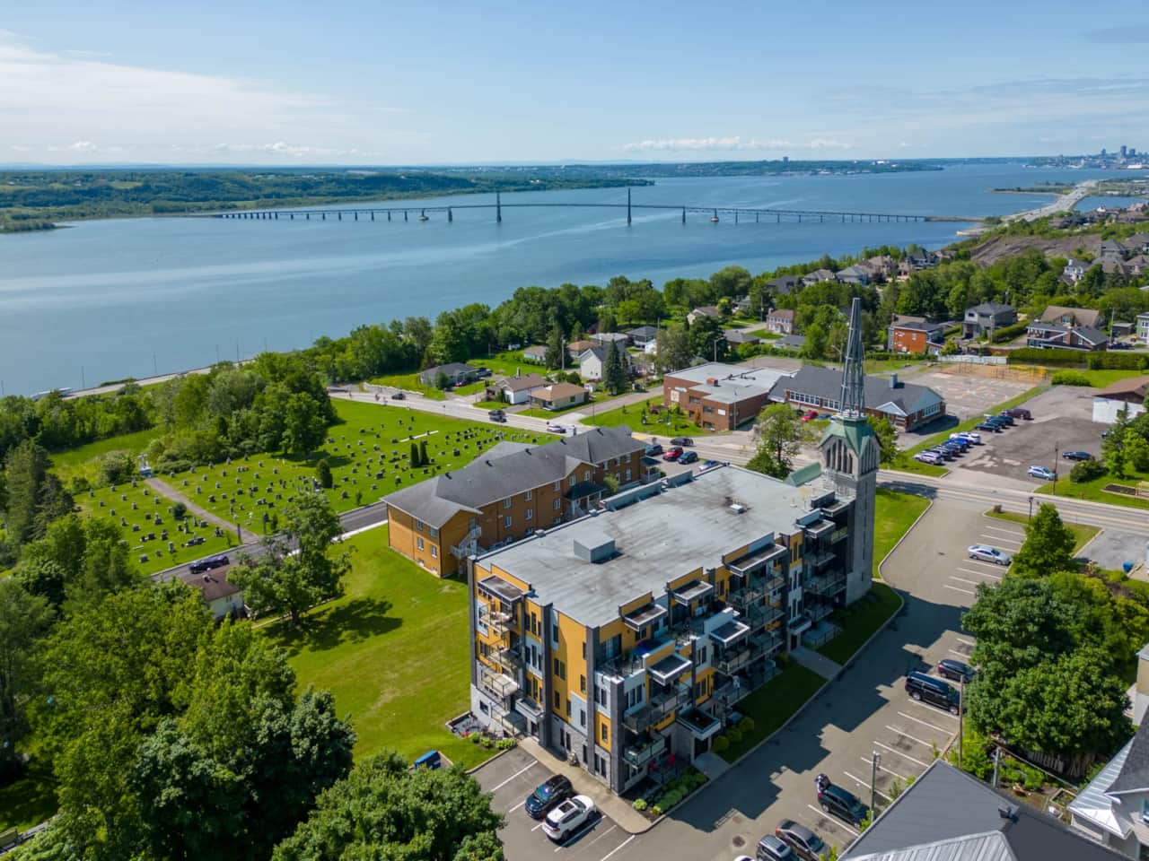 Vue des airs, du fleuve et du pont de l'île d'Orléans, à proximité 