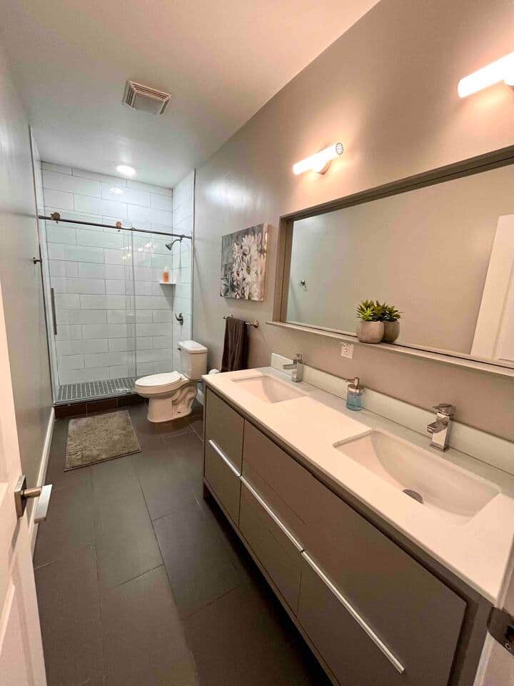Full bathroom 1