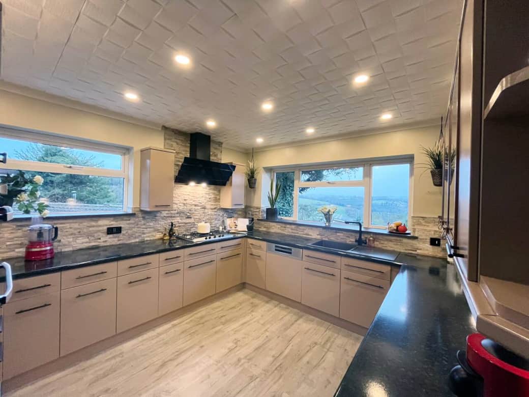 Kitchen with a View: Cook with stunning countryside views in this beautifully designed space, featuring a double oven, gas hob, dishwasher, and fridge. A perfect blend of style and functionality