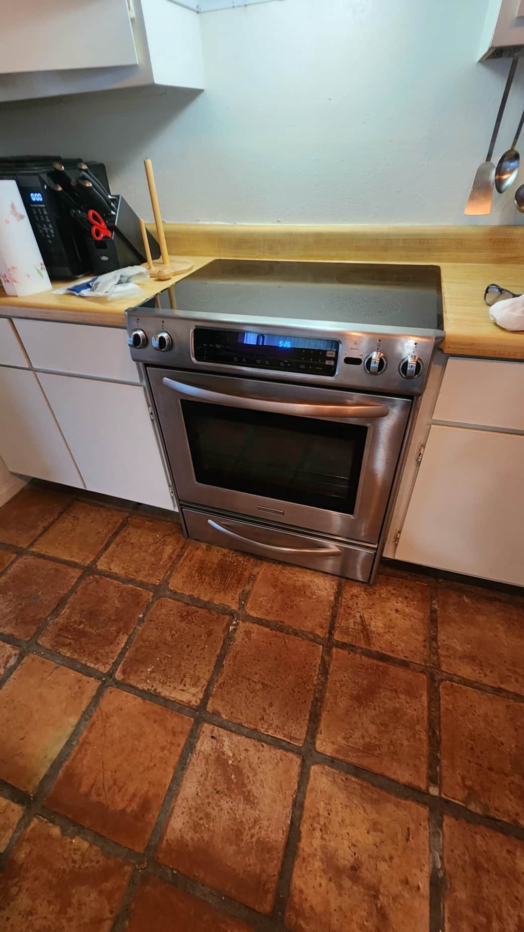 Kitchen with microwave, knives, stove/oven + toaster Oven Kitchen with microwave, knives, stove/oven + toaster Oven