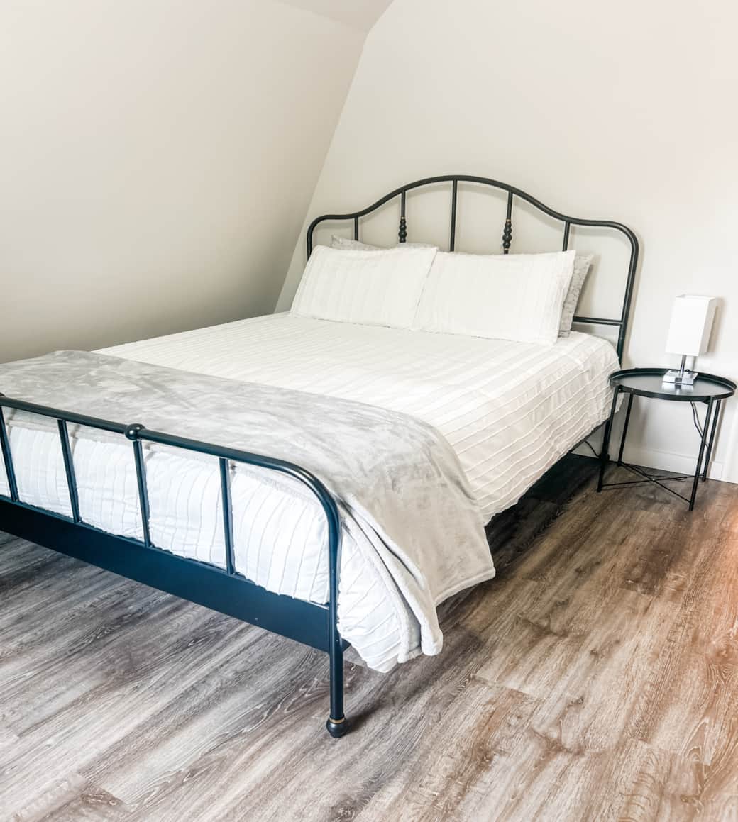 Bedroom 2- Queen Bed Bedroom 2- Queen Bed