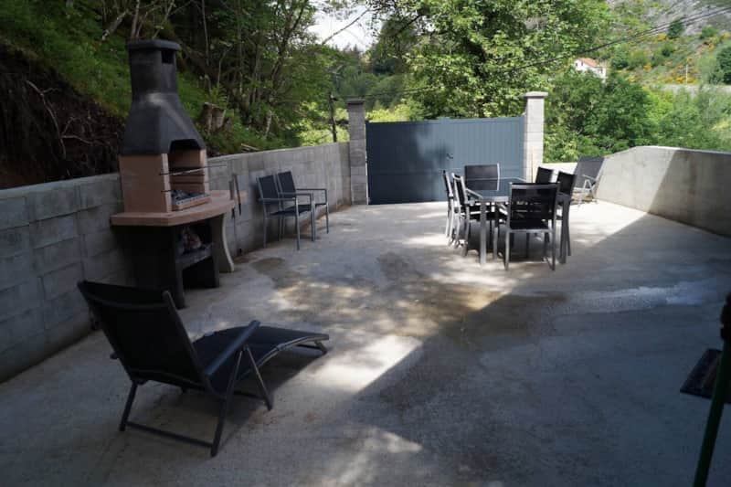 Grande terrasse avec barbecue au charbon