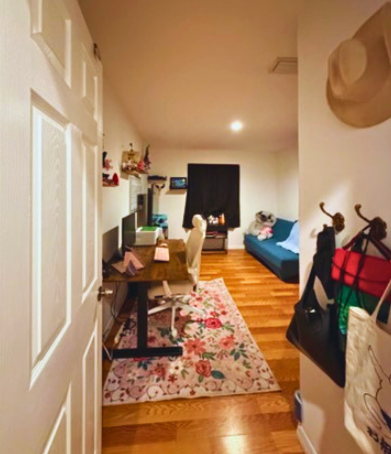 Create your ideal bedroom or home office in this spacious room. Lakeland, FL