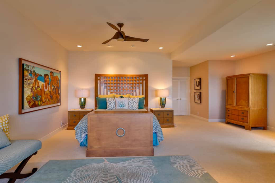 Wake up to the sound of waves ina plush King size bed Wake up to the sound of waves ina plush King size bed