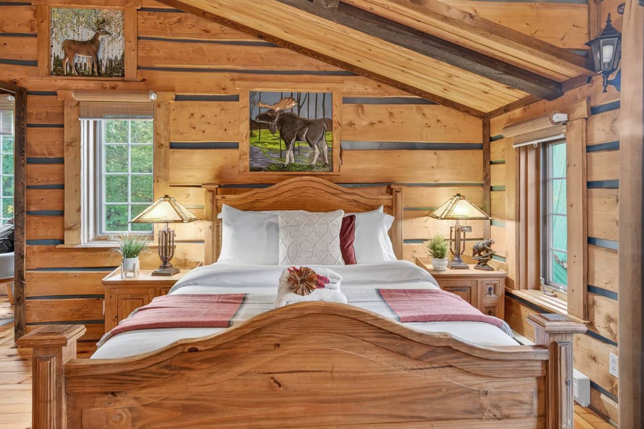 Bedroom (Queen bed)