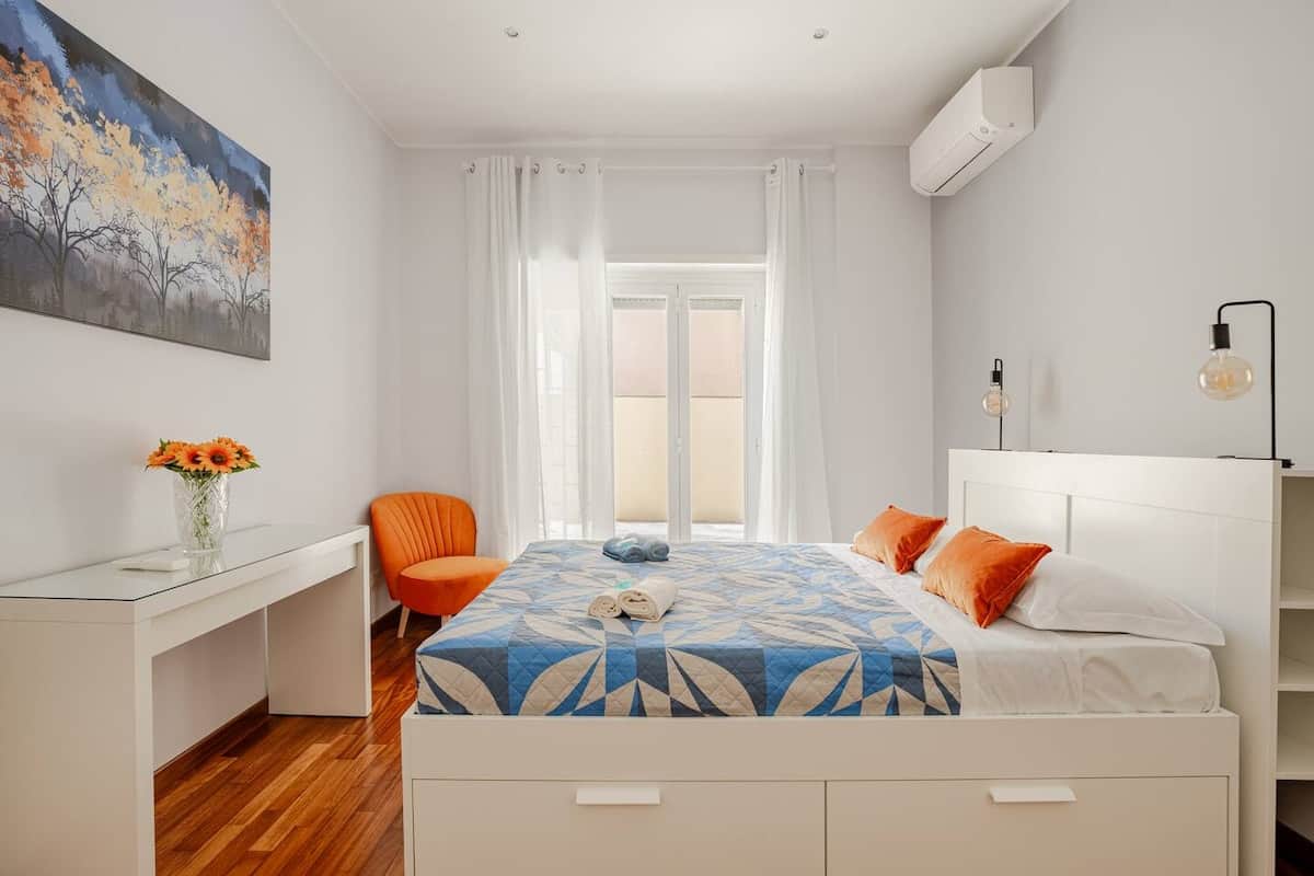 Camera da letto matrimoniale con aria condizionata ed accesso al terrazzo.