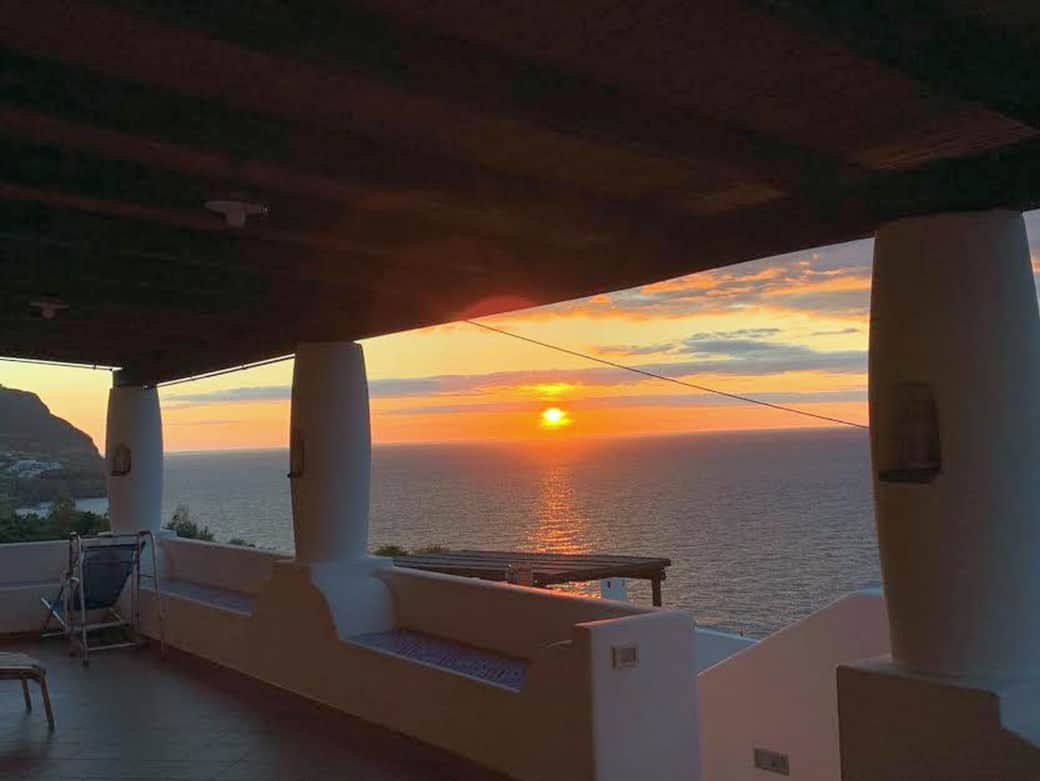 Casuzza dei Re, terrazza panoramica vista mare con tramonto sulle Isole Eolie Casuzza dei Re, terrazza panoramica vista mare con tramonto sulle Isole Eolie