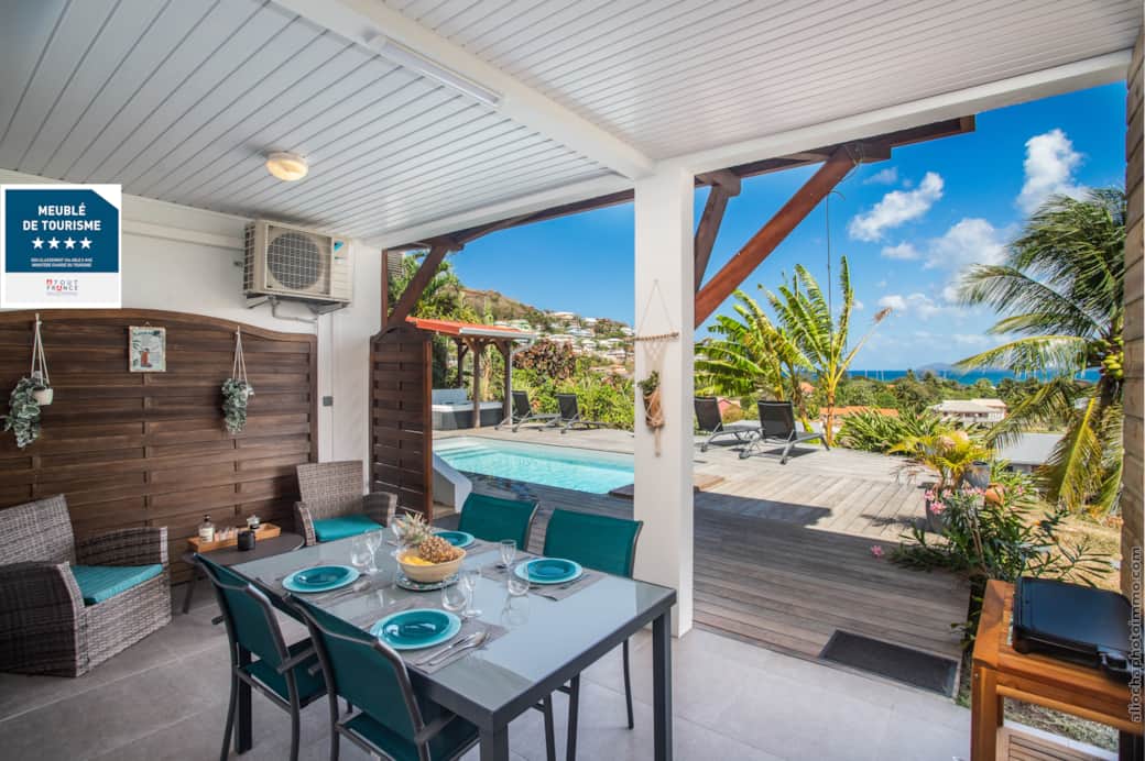 Villa Kanoa - Terrasse couverte privative donnant sur le deck de la piscine V2 Villa Kanoa - Terrasse couverte privative donnant sur le deck de la piscine V2