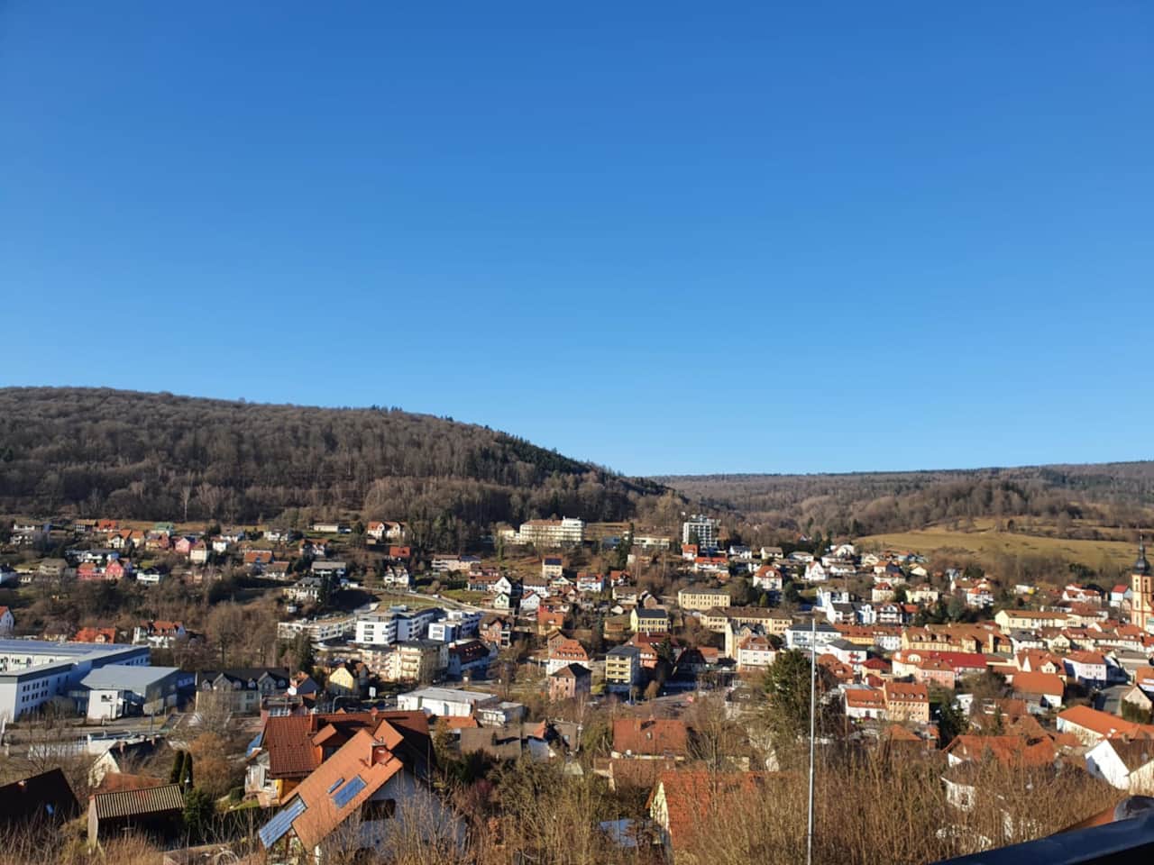 Stadt im Sommer