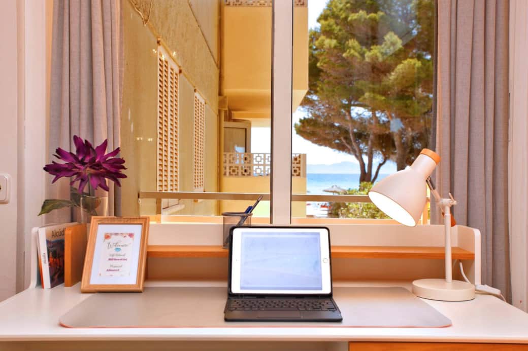 escritorio con vistas al mar