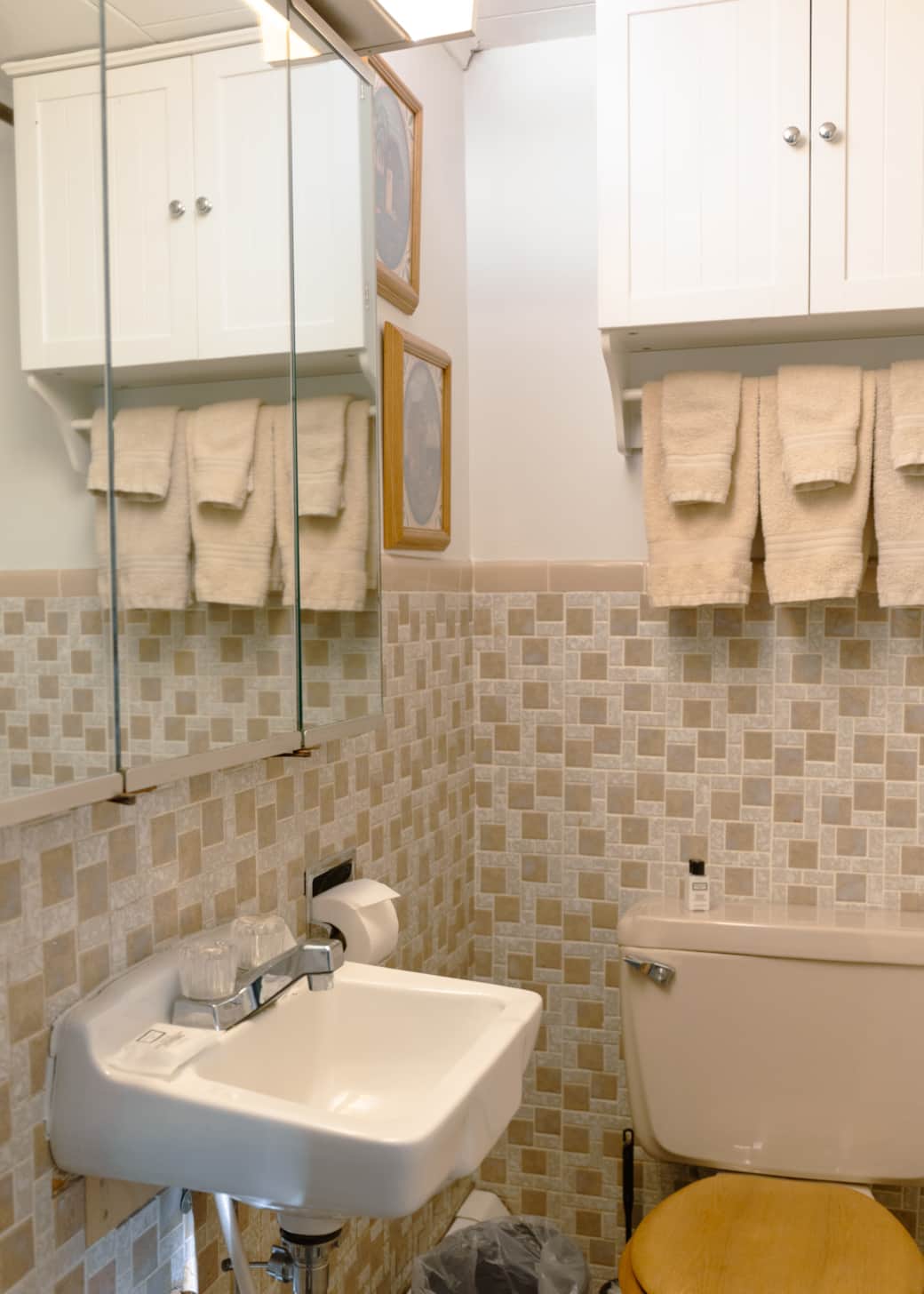 Hunters Den Bathroom1 Hunters Den Bathroom1