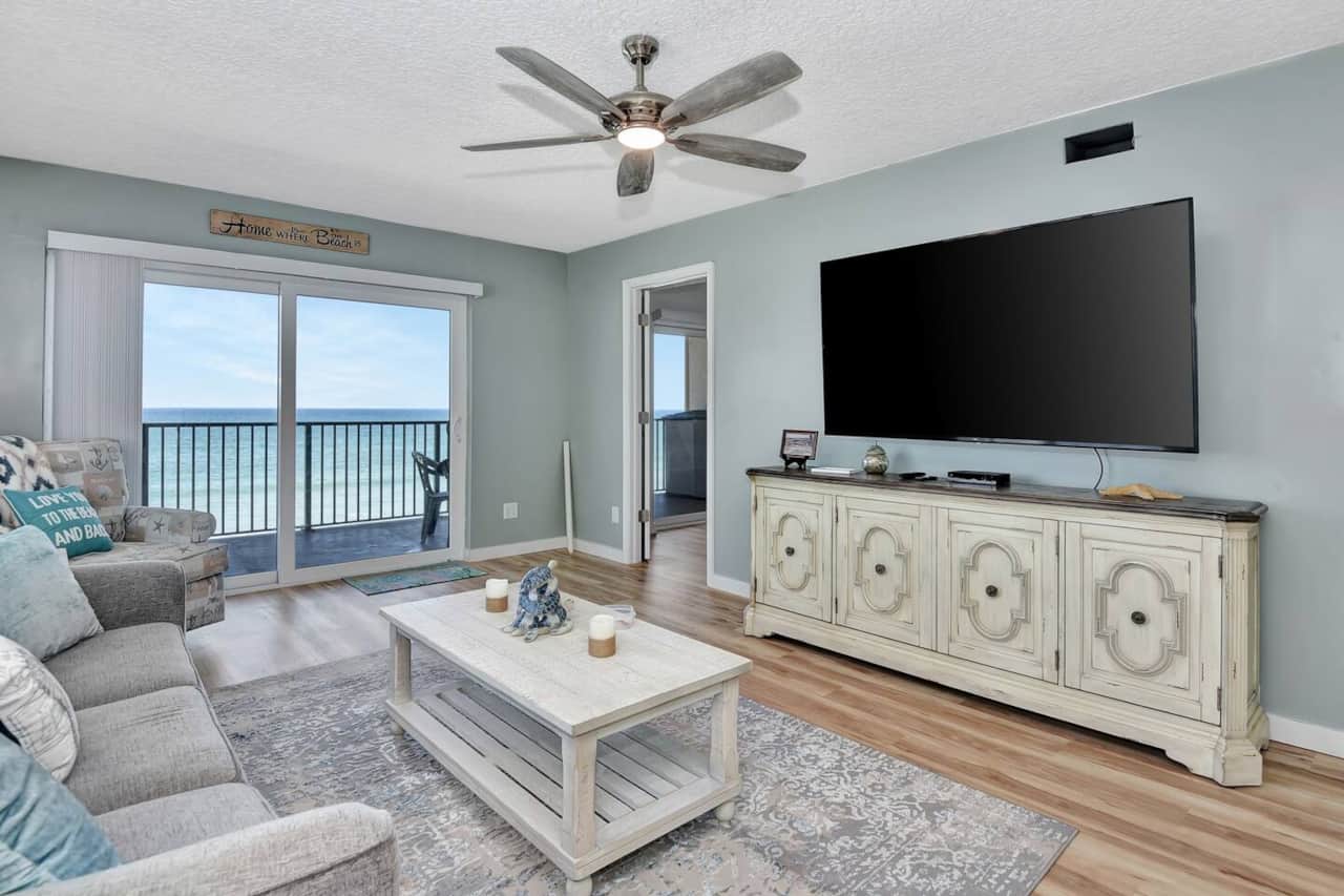 Living room with pullout sofa Gorgeous views and Huge Flat Screen!