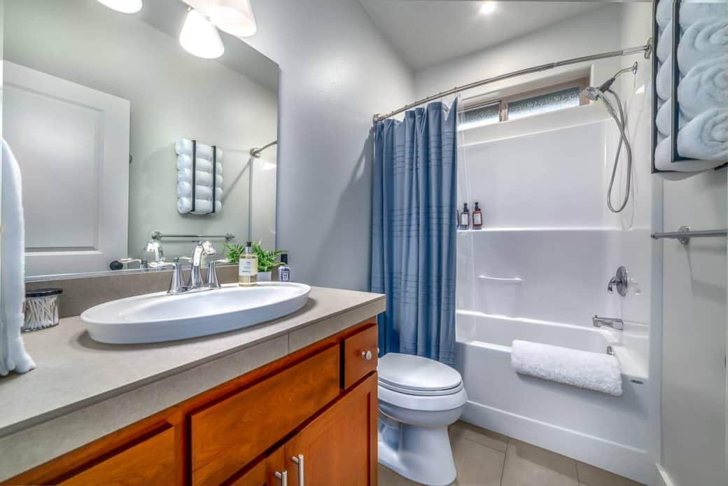 Hallway bathroom - shampoo, conditioner, and body wash provided