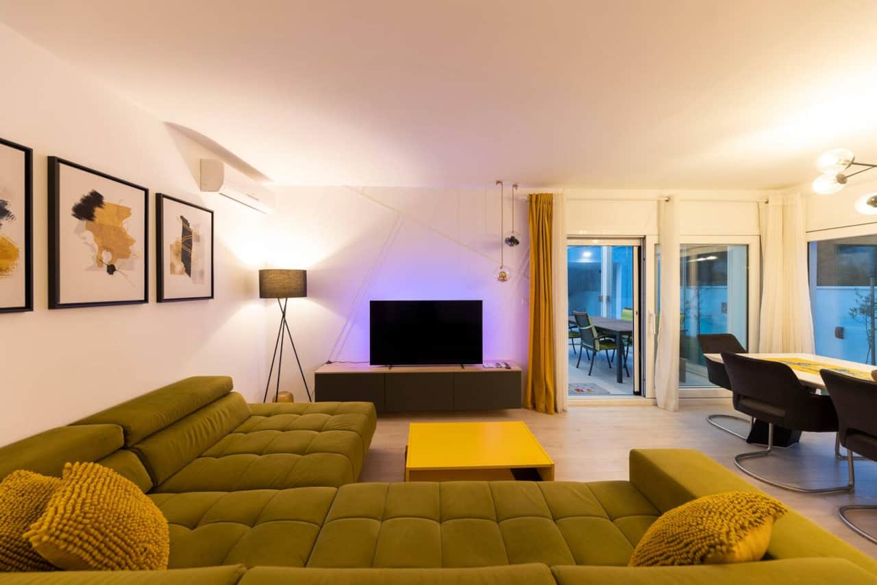 Living room with large sofa and Smart TV – Alba Family Home, Zadar