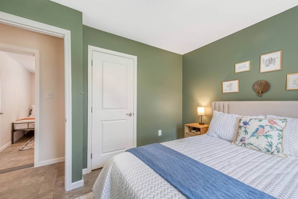 Queen Bedroom 