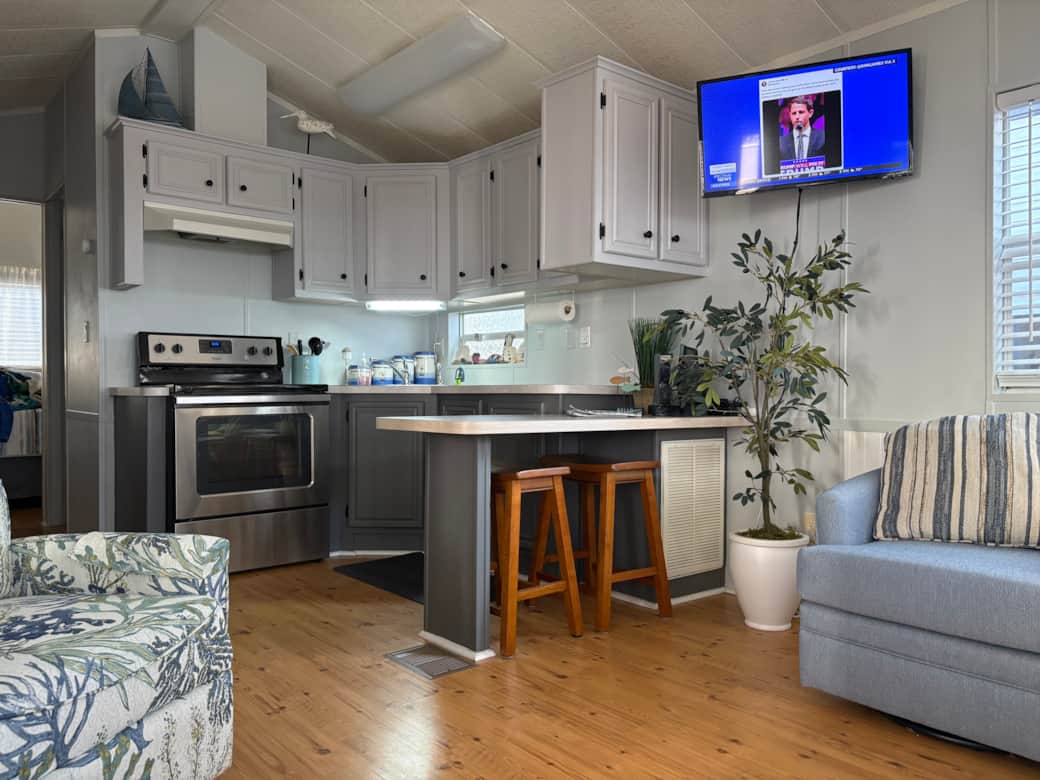 Updated modern kitchen, perfect for a relaxed dinning setting. Updated modern kitchen, perfect for a relaxed dinning setting.